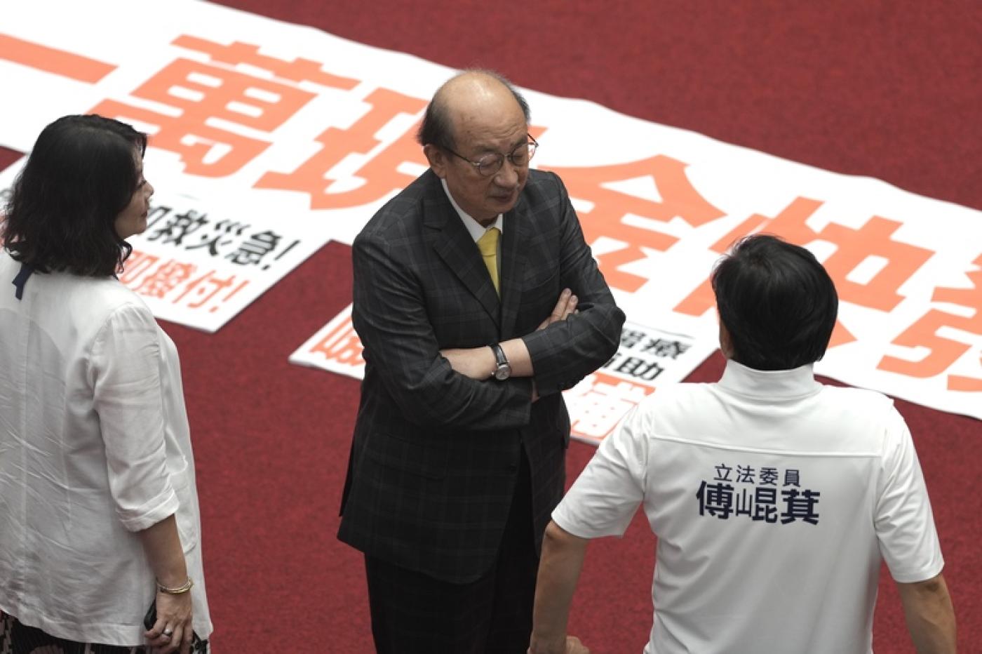 民進黨立法院黨團總召柯建銘（中）1日表示，面對823罷免投票，「我們已經有背水一戰的決心」。中央社