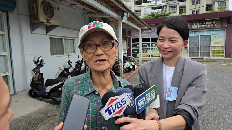 「葉霸」葉春蓮（左）積極參與罷免傅崐萁行動，圖為她7月26日到投票所投票。中央社
