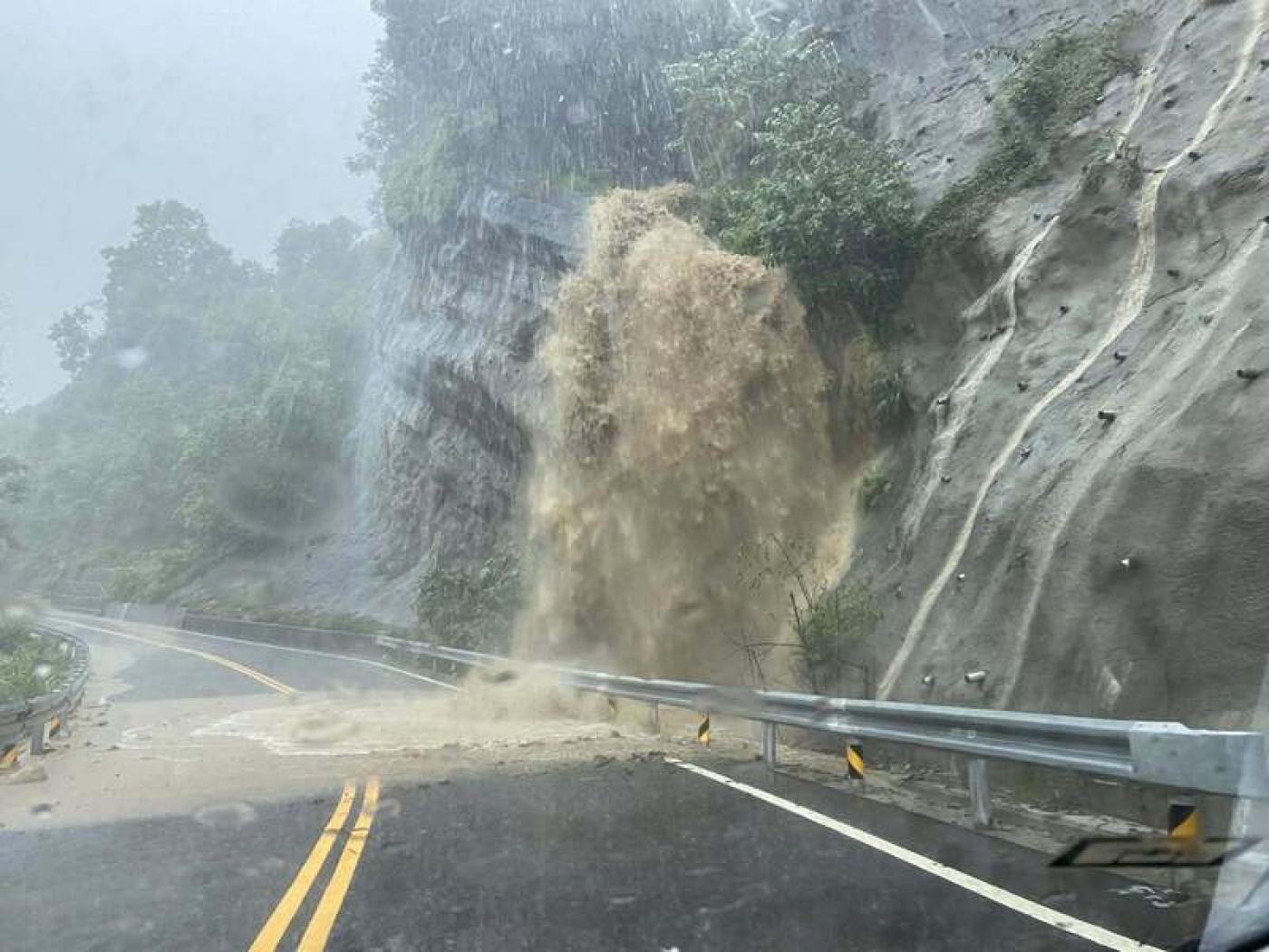 連日的大雨造成南部山區路況頻傳，圖為台三線嘉義大埔路段山壁沖下大水如瀑布。  中央社
