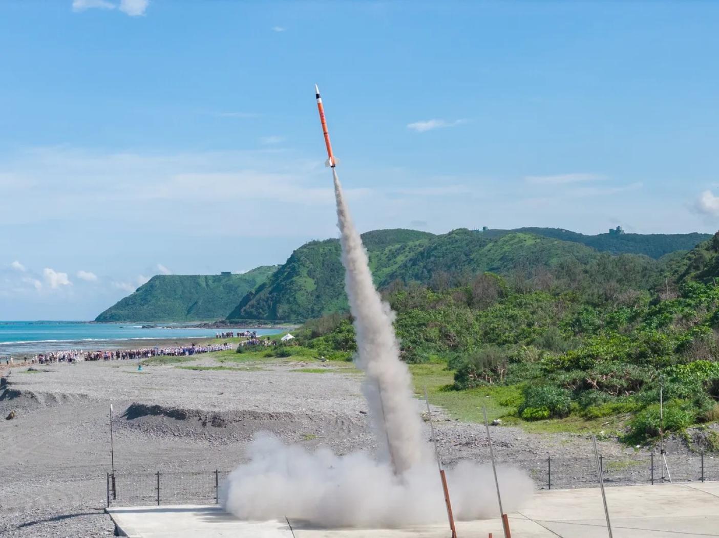 台灣近年來民間發射火箭日益增多，國家太空中心宣布啟動登月計劃，圖為「BIG STRAIGHT」去年12月在屏東九棚發射照。翻攝國家太空中心