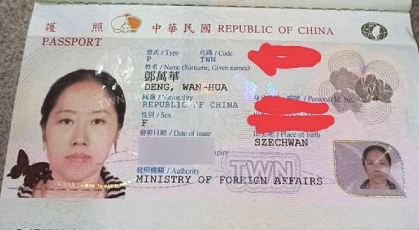 鄧萬華拿出她台灣護照，證明突遭解職不公平，將提訴願爭取權益。 （鄧萬華提供） 中央社