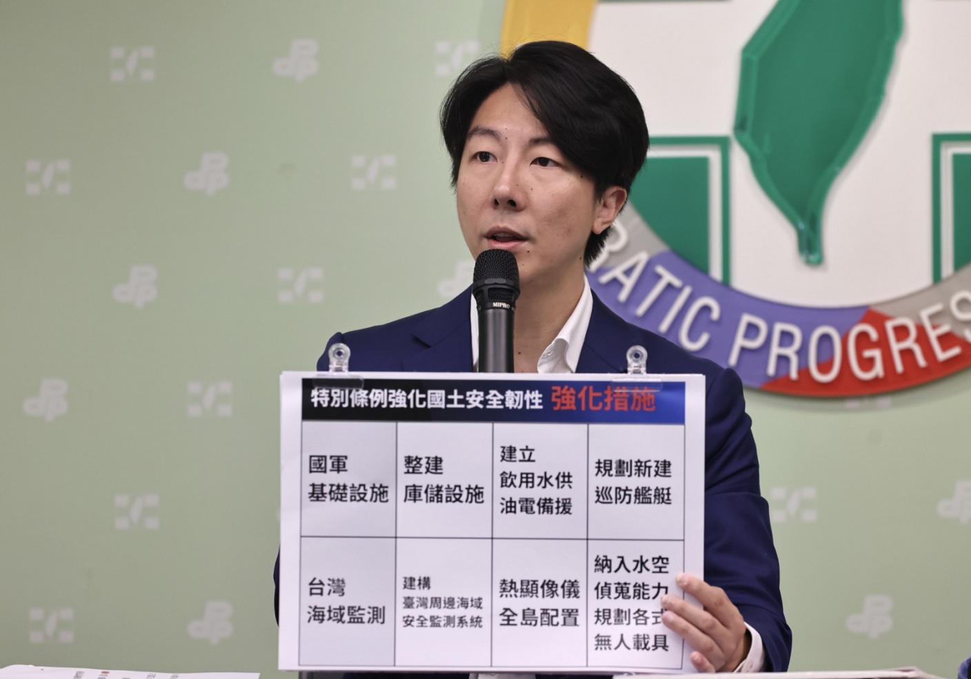 民進黨發言人吳崢對於八炯被爆學納綷一事，說明民進黨立場，強調任何消費運用納粹符號的行為，都要譴責。林啟弘攝