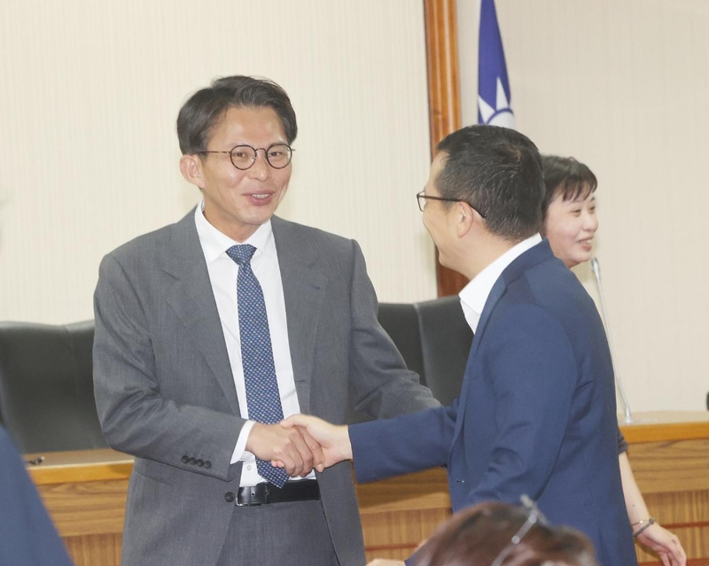 民眾黨立法院黨團總召黃國昌（左）4日上午召集朝野協商，會前與國民黨立法院黨團首席副書記長羅智強（前右）握手致意。 中央社
