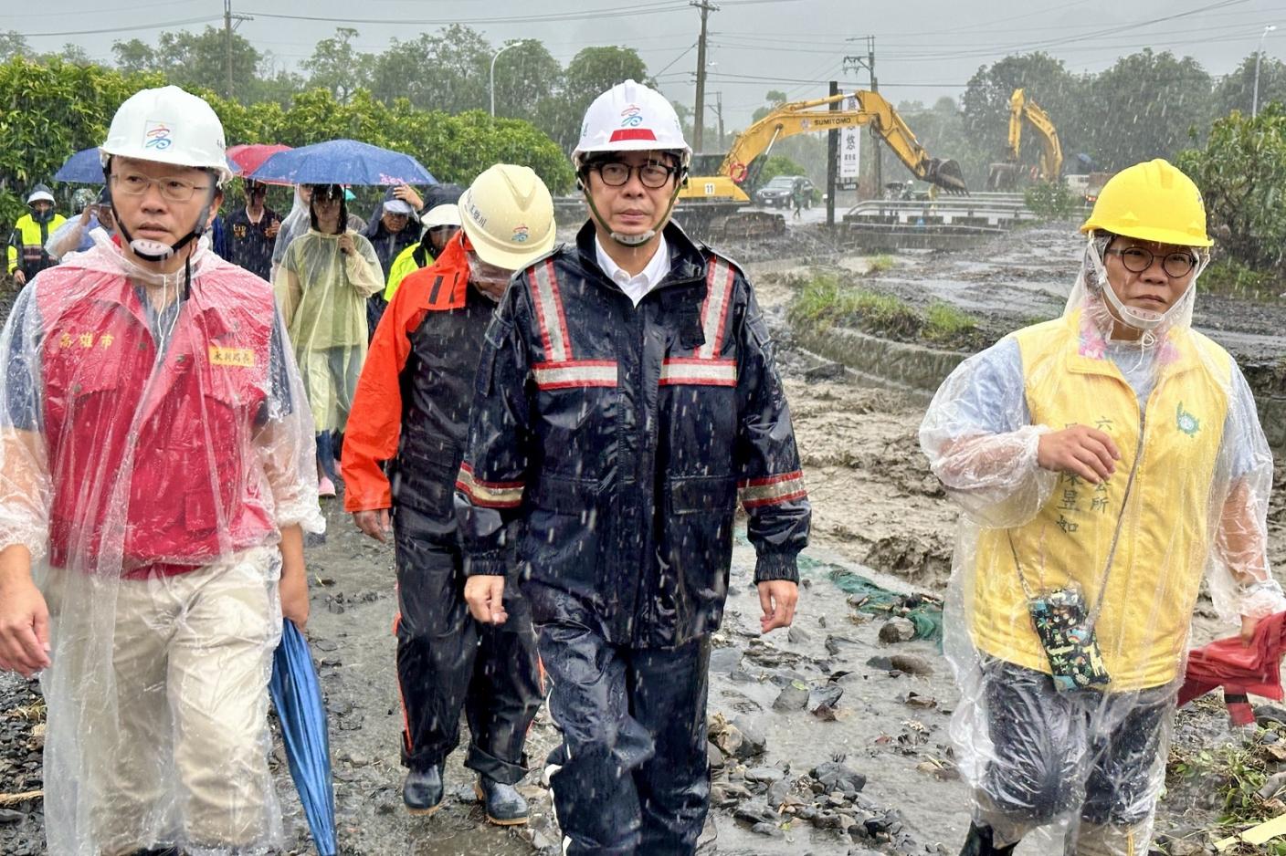 高雄市長陳其邁昨日前往六龜視察災情，今日也向中央求援，需要10億元重建經費。翻攝陳其邁臉書