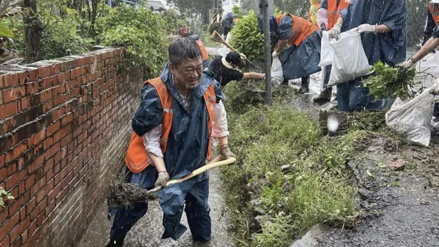 何博文日前率志工隊前住台南淹水災區救區，親自在後壁菁寮國小清理水溝淤泥雜草。翻攝陳柏惟臉書
