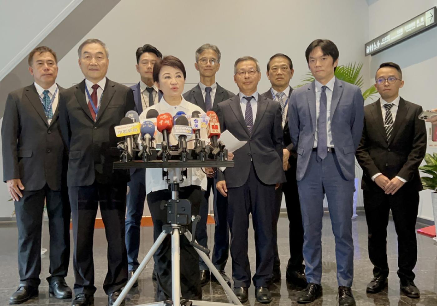 台中市長盧秀燕（前左3）5日接受媒體聯訪時宣布，晚間將搭機前往澳洲參訪，除加強城市外交，也將探訪當地的台中僑民。中央社