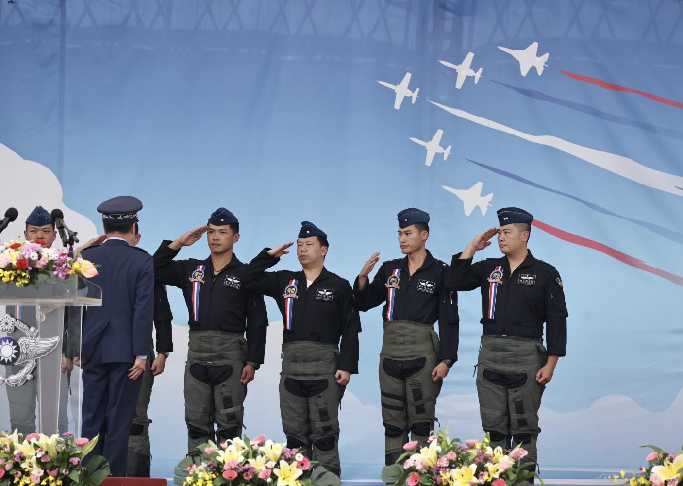 AT-3功成身退，勇鷹高教機成為空軍飛行特技操演的新機種。林啟弘攝
