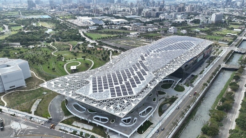 今年第二季經濟成長率達到7.98%，讓國內外經濟學家吃驚，隨著經濟規模擴大，也讓台灣政府的舉債空間加大。圖為即將啟用的台中國際會展中心。台中市政府提供