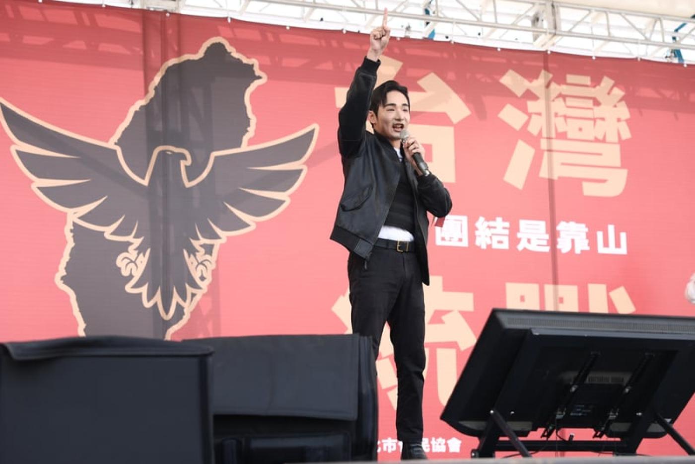 八炯表示，419集會老鷹圖像的設計靈感，是來自「美國大老鷹」，並非納粹鷹。圖為八炯419在台上向群眾宣講／中央社