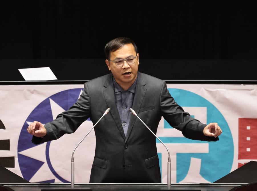 王義川調侃「盧秀燕用2400元粉底液」！不分黨派開罵　民進黨性平部也說重話