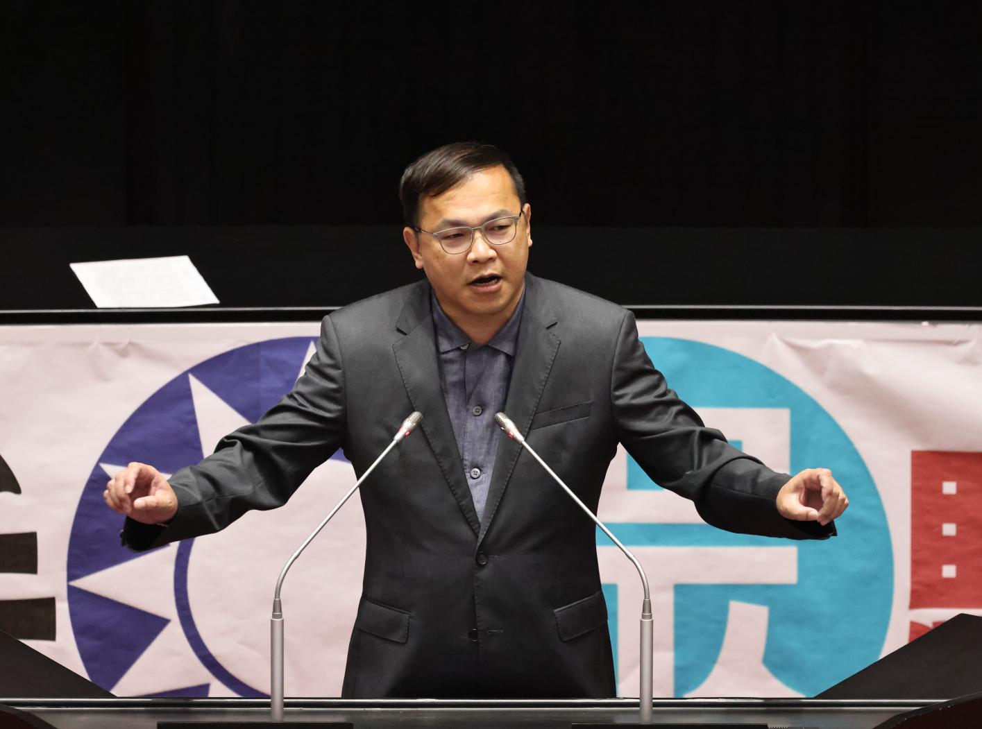 王義川調侃盧秀燕勘災時用粉底液，不分黨派立委開罵，民進黨性平部也發聲譴責。資料照片／林啟弘攝　
