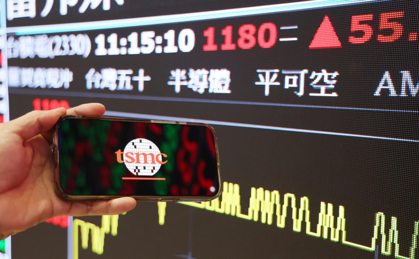 美國總統川普宣布半導體關稅100%，但在美設廠或正在設廠者可豁免，市場解讀為台積電利多消息，台積電7日股價應聲衝上1180元，大漲55元，創下新天價。中央社