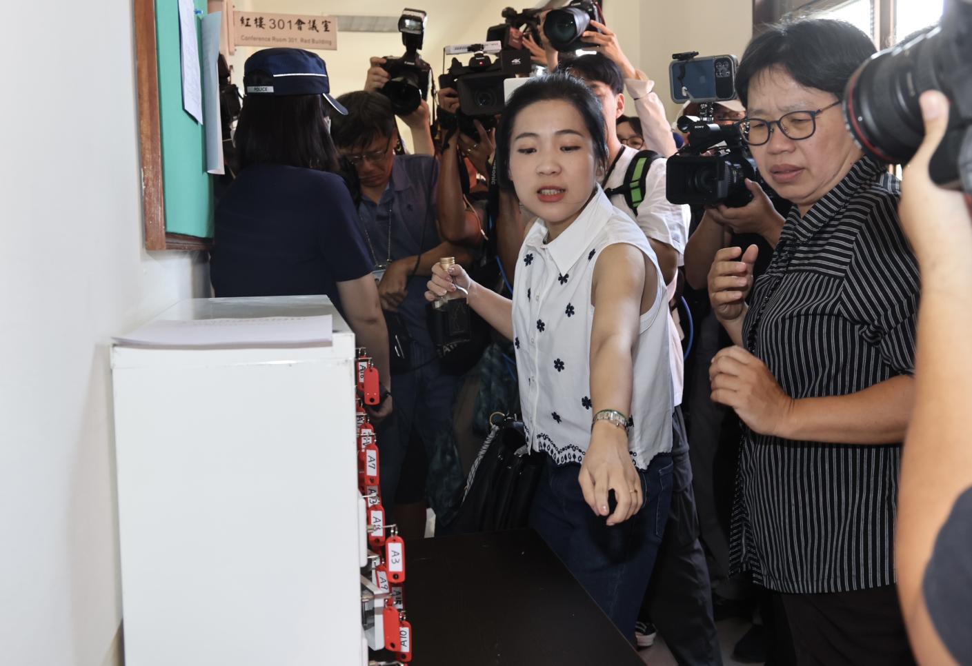 徐巧芯7日上午在立院走廊舌戰民進黨立委，7日下午發現確診新冠肺炎。資料照片／林啟弘攝