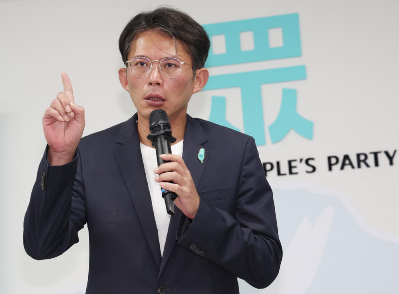 民眾黨主席黃國昌9日批評，賴政府黑箱，一直拖到昨天晚上才釋出是既有關稅加上20%訊息。中央社