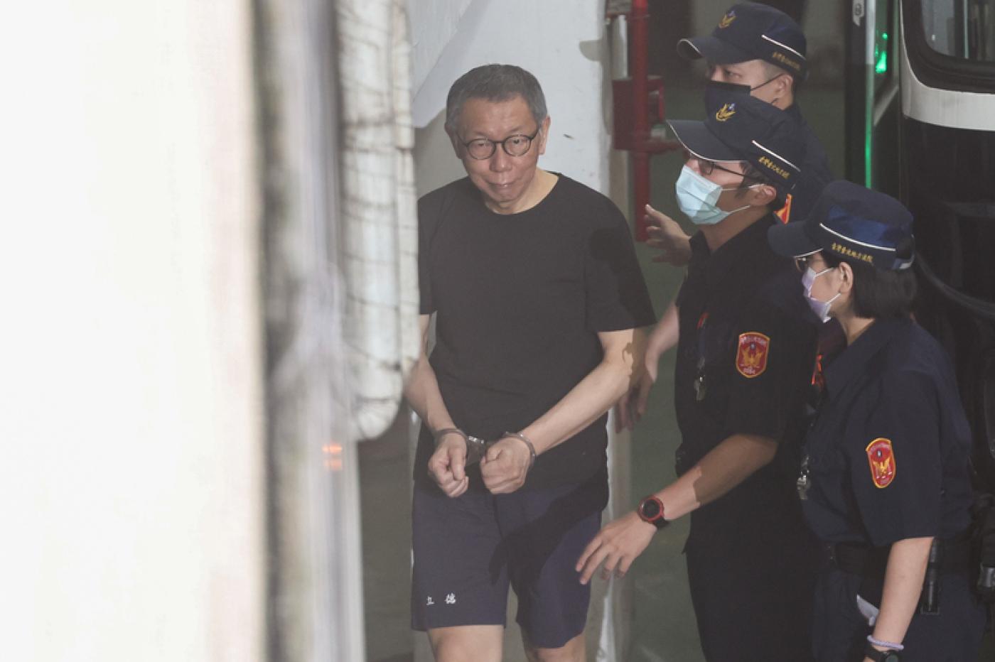 柯文哲（左）7日出庭，在休庭期間突然情緒失控，飆罵檢察官、捽水瓶等。中央社