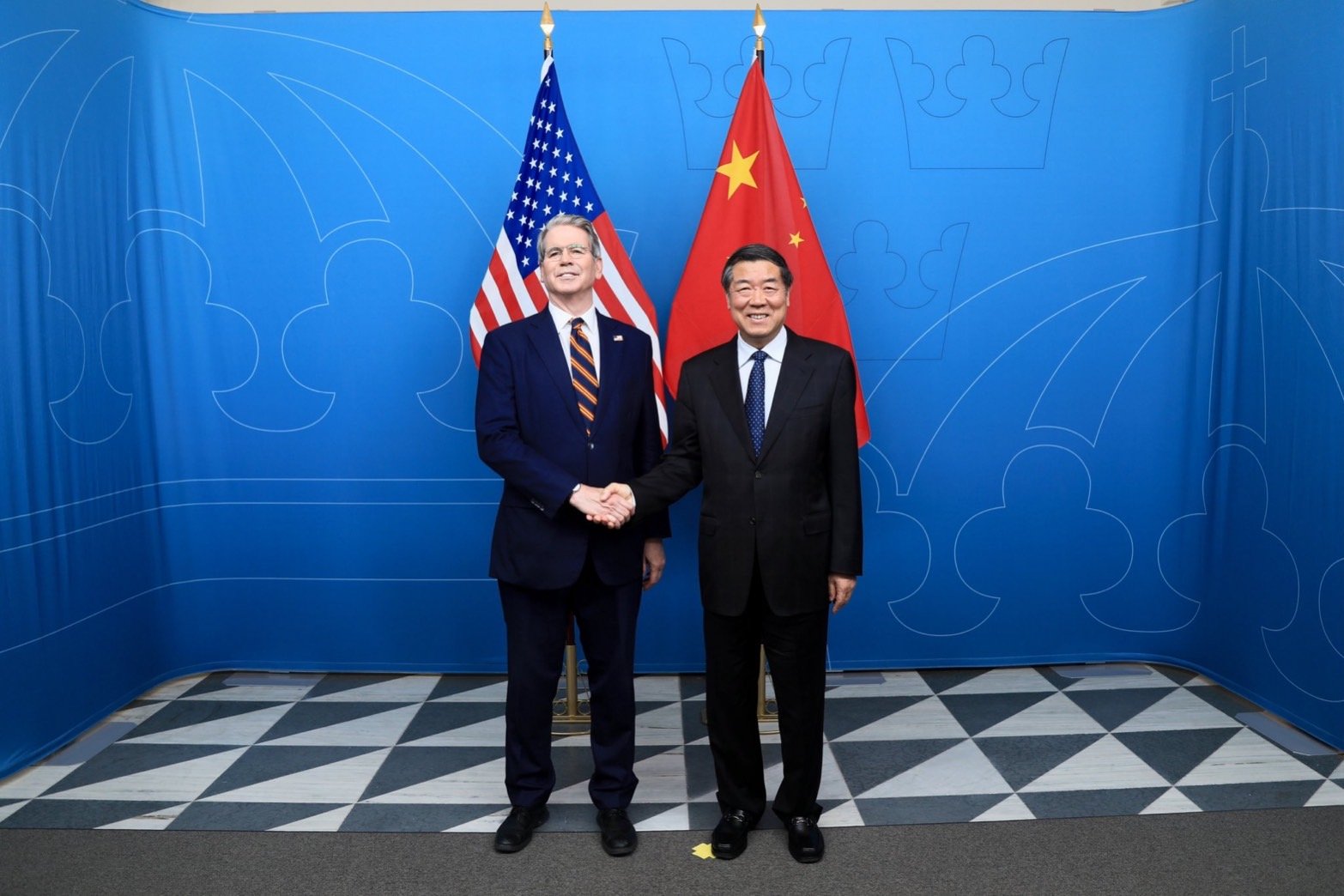 貝森特說，一旦製造業完成回流美國，關稅就會降低、甚至取消，圖為貝森特本月2日和中國副總理何立峰在瑞典談判後合影。翻攝貝森特X