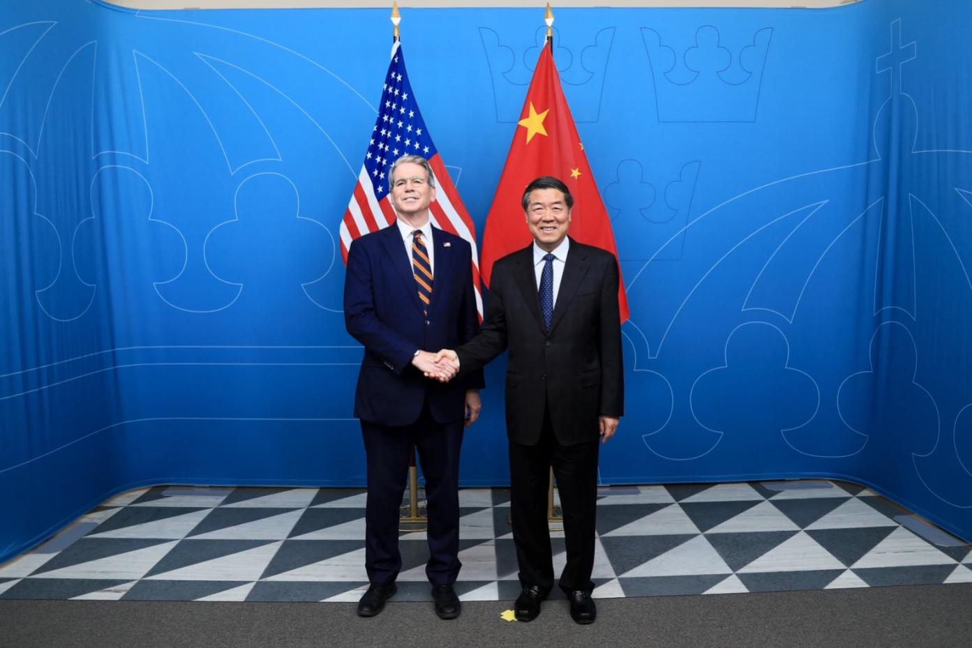 貝森特說，一旦製造業完成回流美國，關稅就會降低、甚至取消，圖為貝森特本月2日和中國副總理何立峰在瑞典談判後合影。翻攝貝森特X