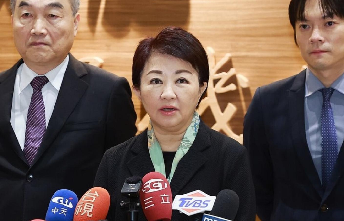台中市長盧秀燕（中）於11日由澳洲返台，除了提到訪問成果，對於媒體詢問是否參選黨主席，也做出回應。中央社