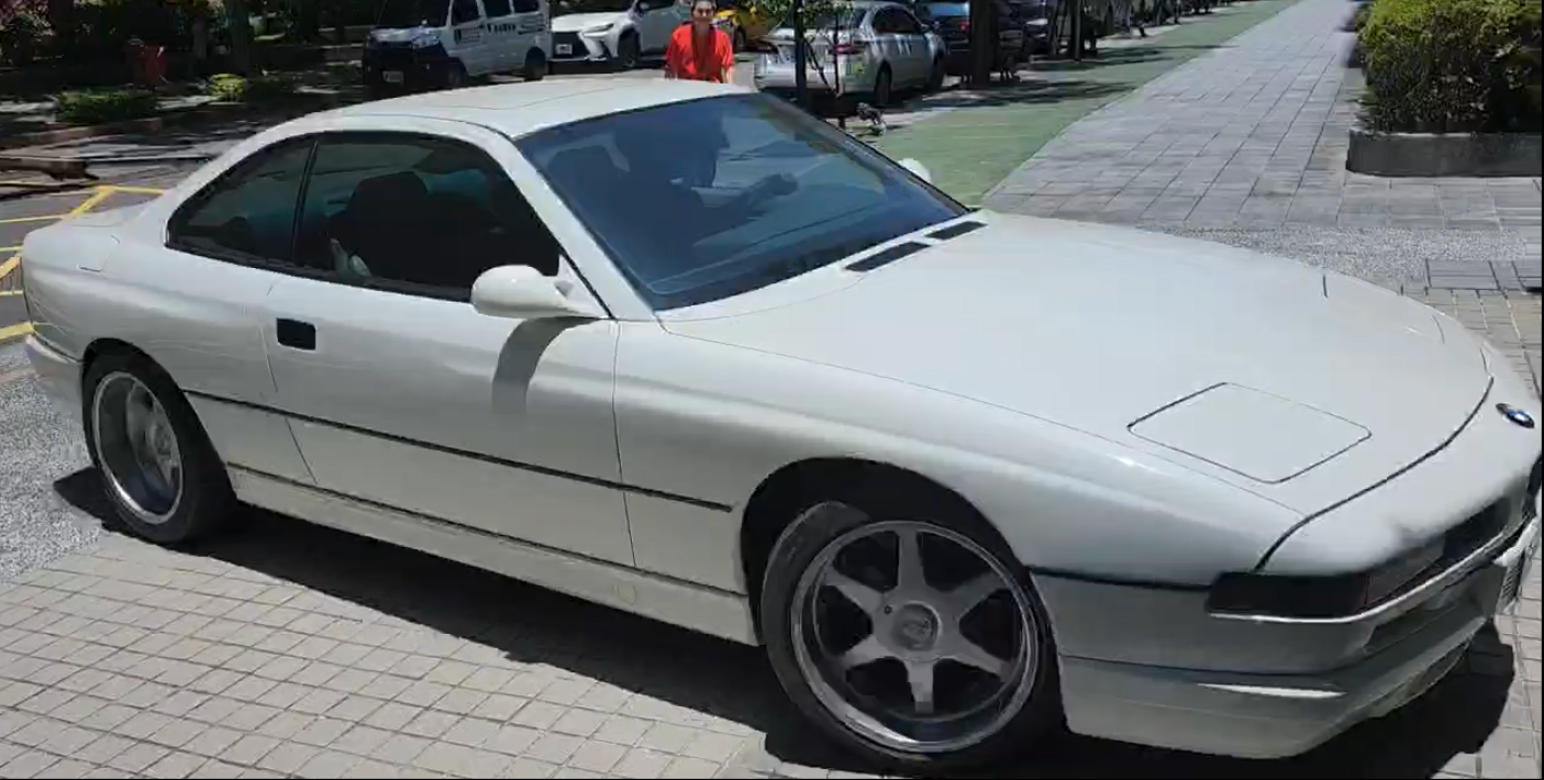 蕭靖疑似挪用善款，用來購買1994年出廠稀有經典的白色BMW 840CI豪華跑車。翻攝畫面