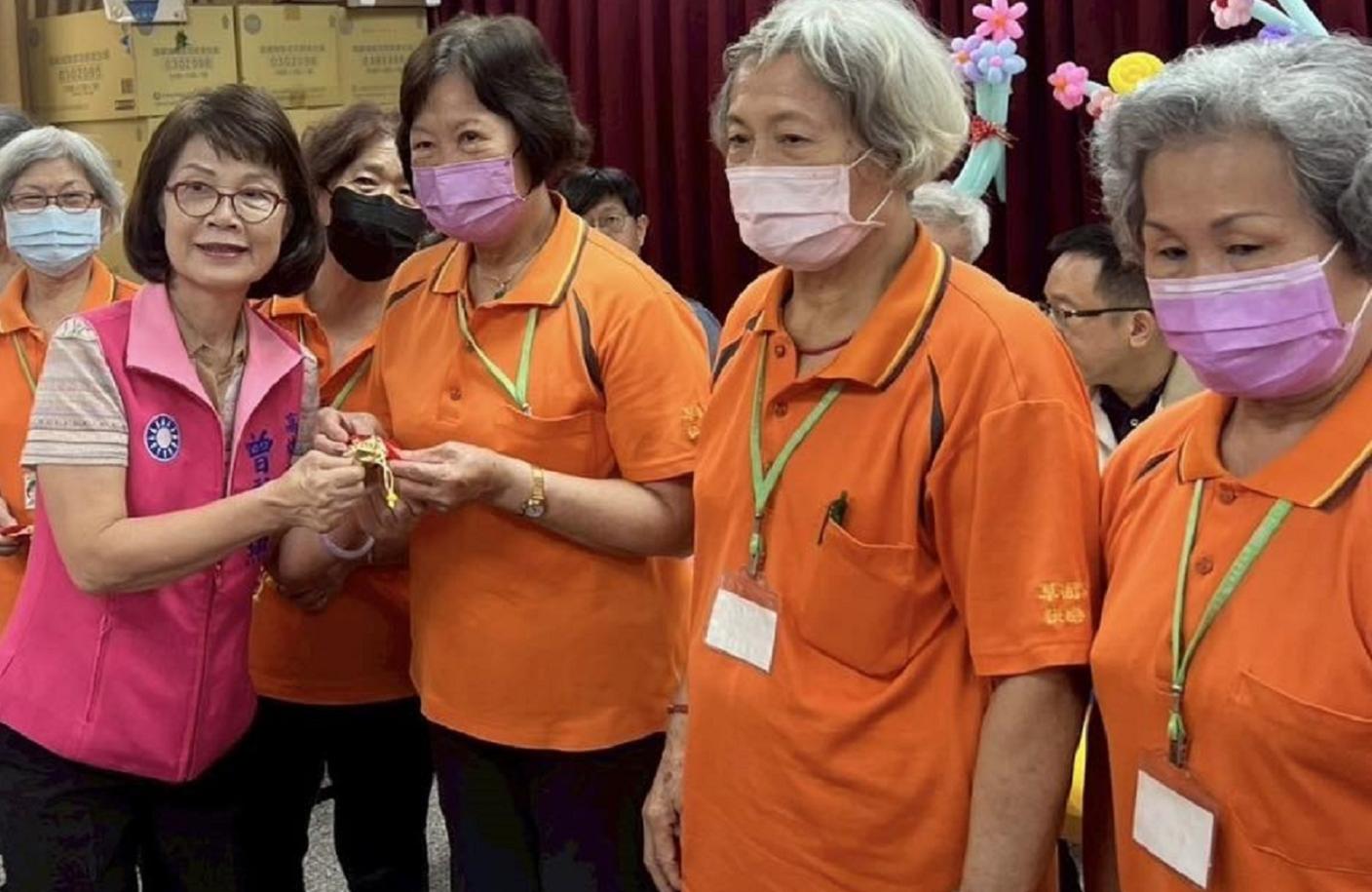 國民黨籍前高雄市議長曾麗燕（左1）涉嫌詐領千萬助理費，高雄高分院11日二審仍判她12年刑期。翻攝曾麗燕臉書