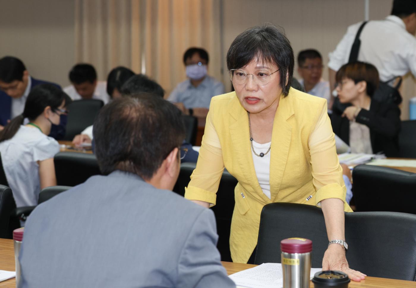 內政部長劉世芳（前右）11日列席立法院內政委員會，和與會委員們交換意見。 中央社