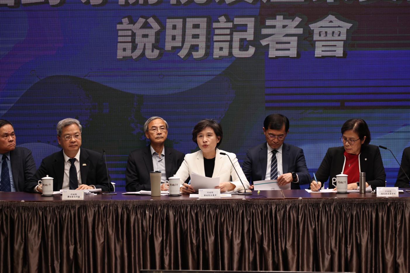 鄭麗君（前排中）與政務委員楊珍妮（前排左1）、行政院秘書長龔明鑫（前排右1）針對台美談判現況舉行說明會。林啟弘攝