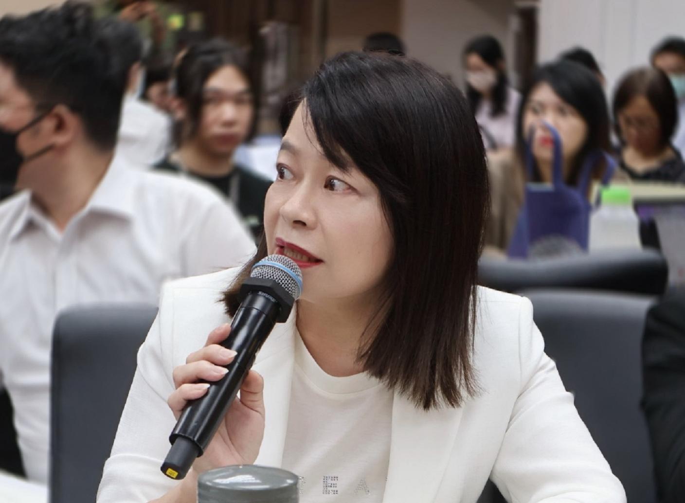藍委許宇甄表示，看完行政院副院長鄭麗君關稅談判說明記者會，內容空洞，就像包裝精美的空盒子。翻攝許宇甄臉書