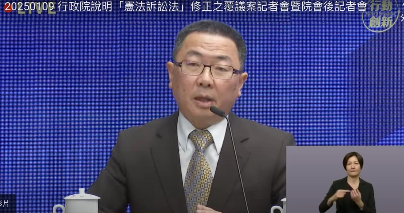 法學出身的林明昕在行政院裡能見度並不高，此次率團至韓國因取消與真相和解委員會見面遭批。圖為林明昕擔任政委後為憲訴法覆議案說明政院立場。翻攝行政院官網