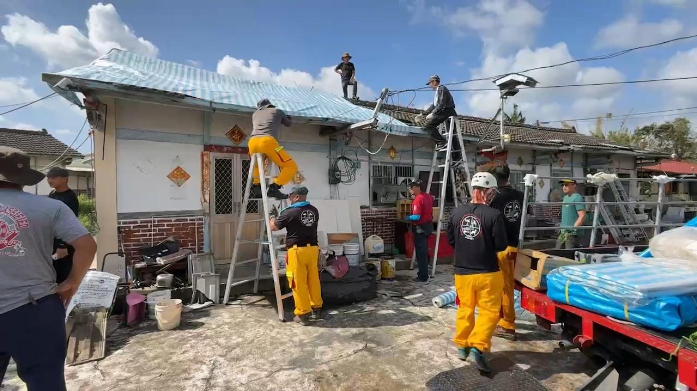 義消團體透過市議員李宗翰媒介，幫受災屋頂覆蓋帆布。辛啓松攝
