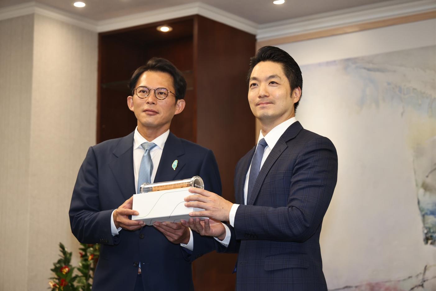 黃國昌（左）12日率台北市議會民眾黨團前往台北市政府拜會市長蔣萬安。林啟弘攝