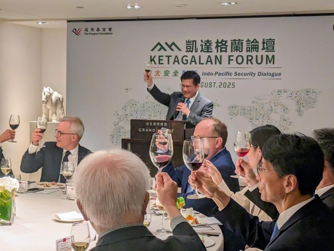 台灣外交處境艱難，賴清德總統過境美國延後，現傳宏都拉斯在2022年與台斷交後，可能在大選後復交。圖為林佳龍日前主持凱達格蘭論壇晚宴，當晚主客是英前首相強生。中央社