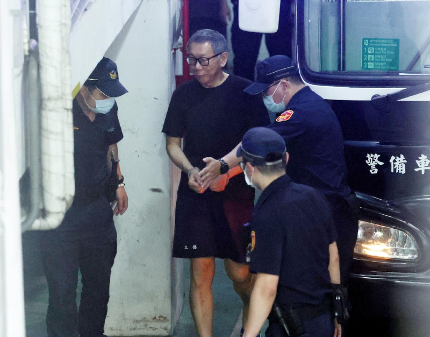 台北地方法院12日開庭審理前台北市長柯文哲涉貪污案，提訊在押的柯文哲（左2）出庭。中央社