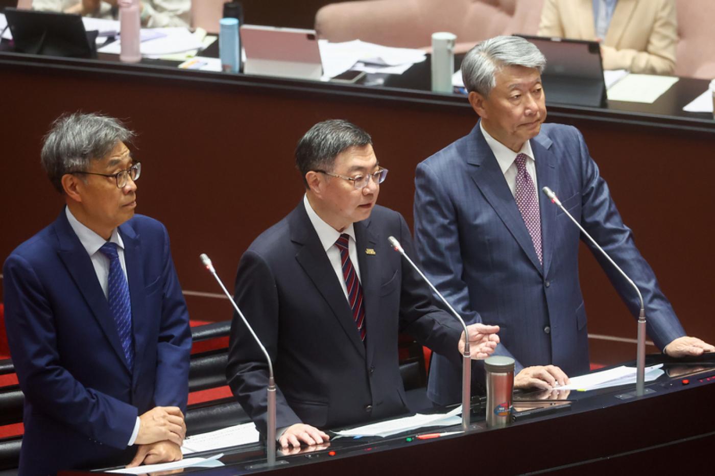 卓榮泰為丹娜絲風災到立法院專案報告，郭智輝卻在立委蘇清泉質詢核三重啟獲地方民眾支持時，脫口說出，取消核三廠敦親睦鄰費，「看他們要不要支持？」。中央社