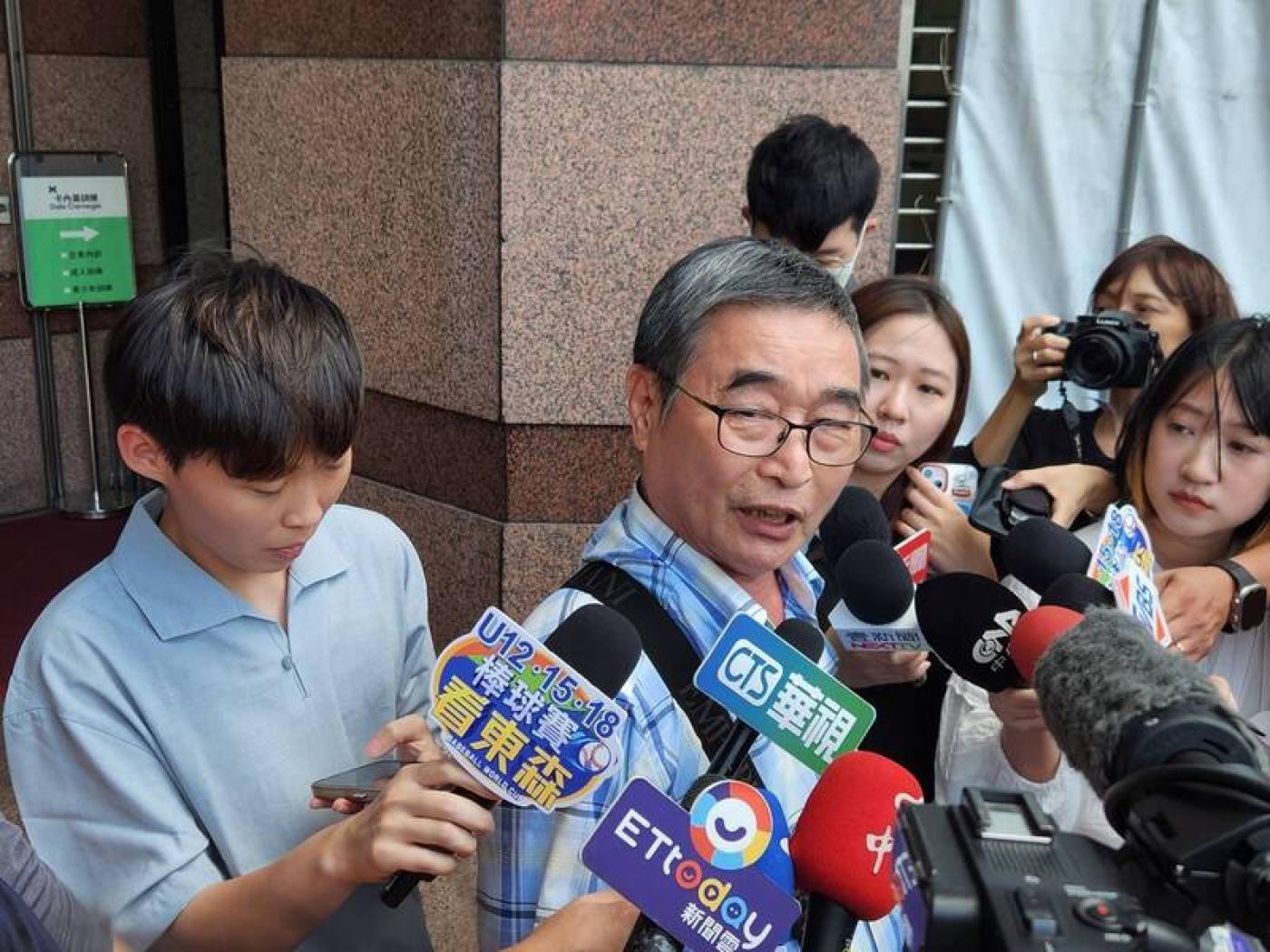 民進黨中常委陳茂松13日在民進黨中常會後受訪表示，王義川四處征戰還要上節目，一句小小偏差就被自己人打，實在沒道理。中央社