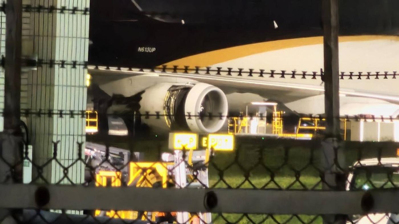 桃園國際機場13日晚間發生貨機降落時發動機觸地事件，桃園國際機場公司14日表示已依規定回報，並由運安會派調查官調查，關閉的北跑道也在完成清除及修補後，於13日晚間11時38分重新開放，恢復雙跑道運作。（讀者提供） 中央社