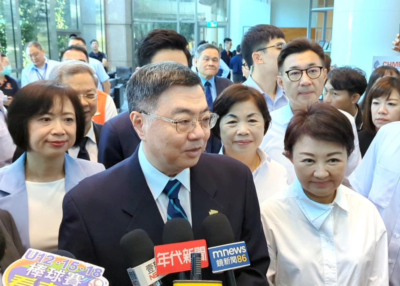 行政院長卓榮泰（前中）14日到台中參訪並參加座談，接受媒體聯訪時澄清上午於院會中與台中市長盧秀燕（前右）並無「交鋒」，因為行政院會就是公開討論各種意見的地方，也歡迎所有地方列席首長表示意見，他都非常重視。 中央社