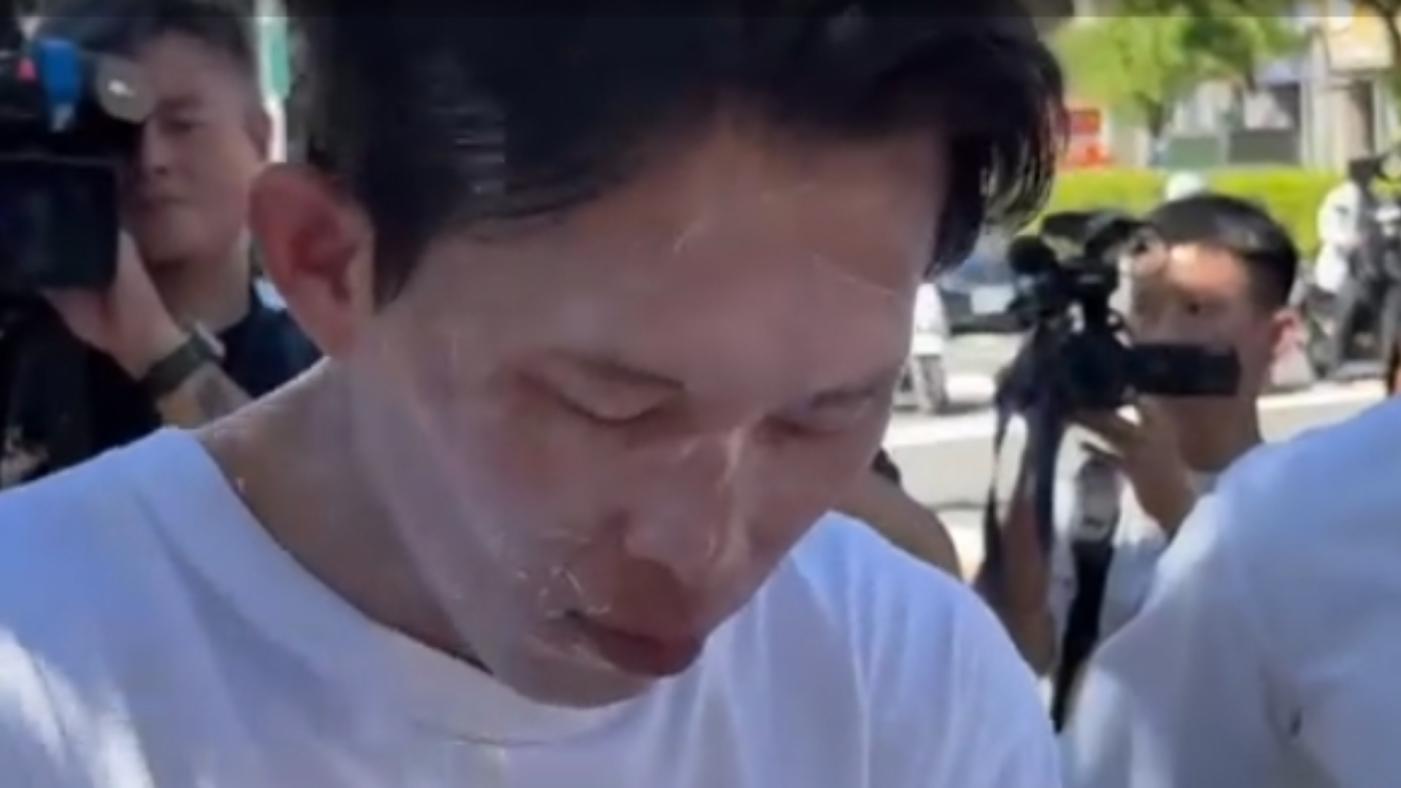 黃國昌不小心防曬乳擠太多，又全往臉上塗，瞬間變成「小白臉」。翻攝畫面