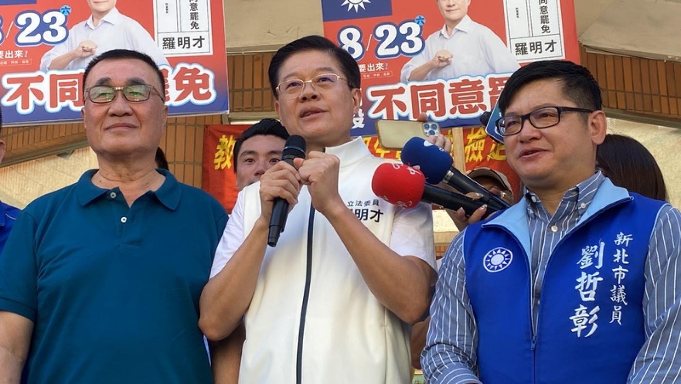 台北市副市長李四川（左）16日與羅明才（中）在新北市新店區市場掃街。中央庄