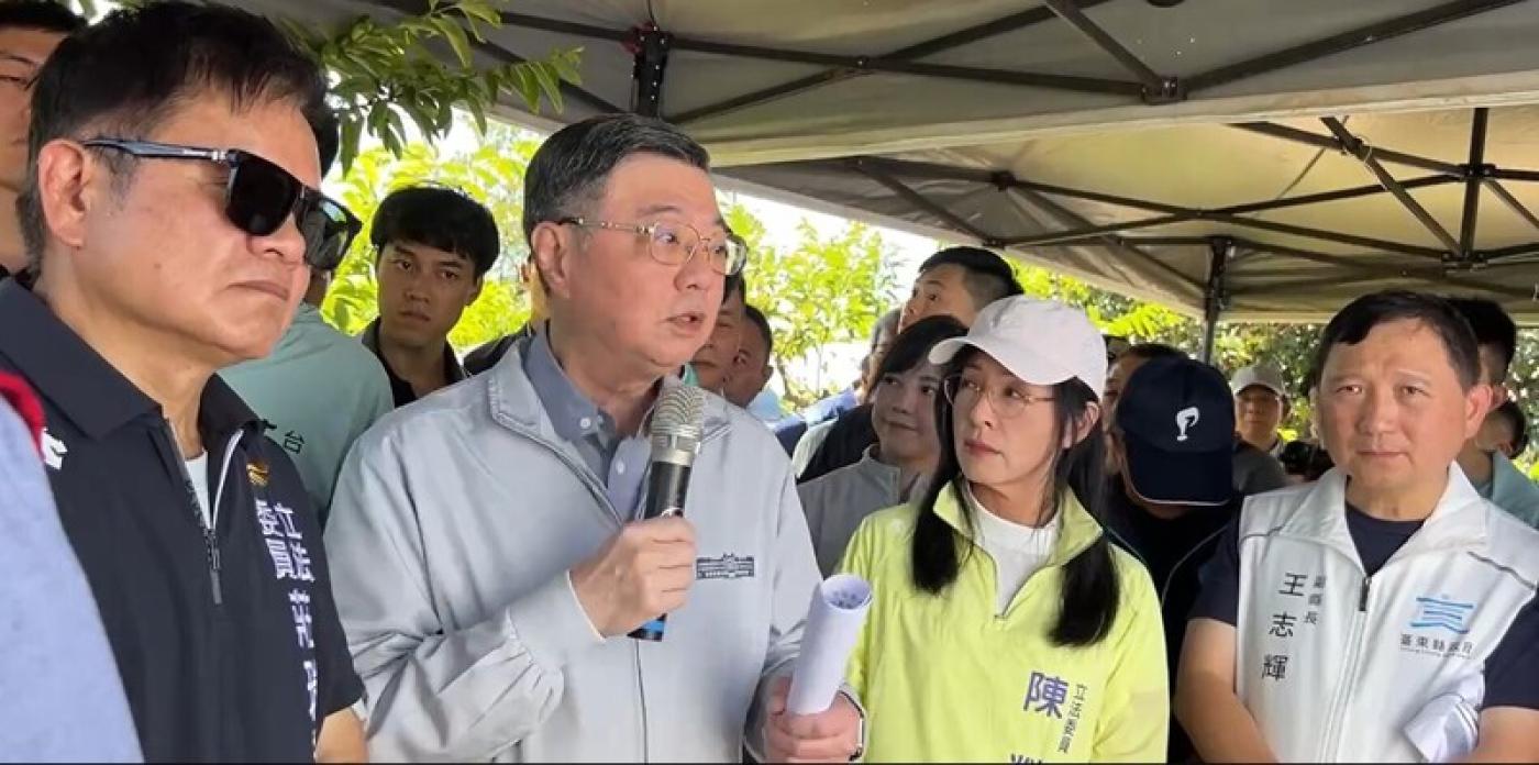 行政院長卓榮泰 （左2）16日到台東視察颱風楊柳災損時表示，要立即啟動全國電纜地下化先期評估。中央社