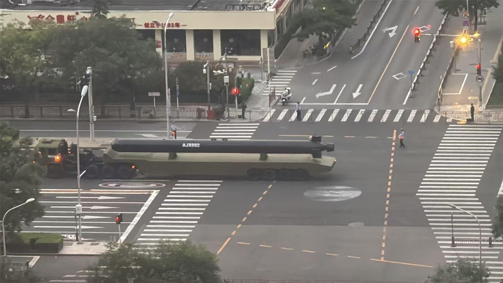 中國93北京閱兵進行預演，一架身形巨大的新型水下無人機被民眾拍到。翻攝自「智語織」臉書