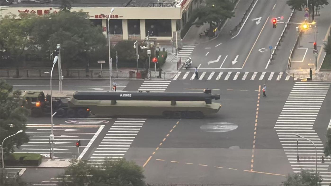中國93北京閱兵進行預演，一架身形巨大的新型水下無人機被民眾拍到。翻攝自「智羽織」臉書