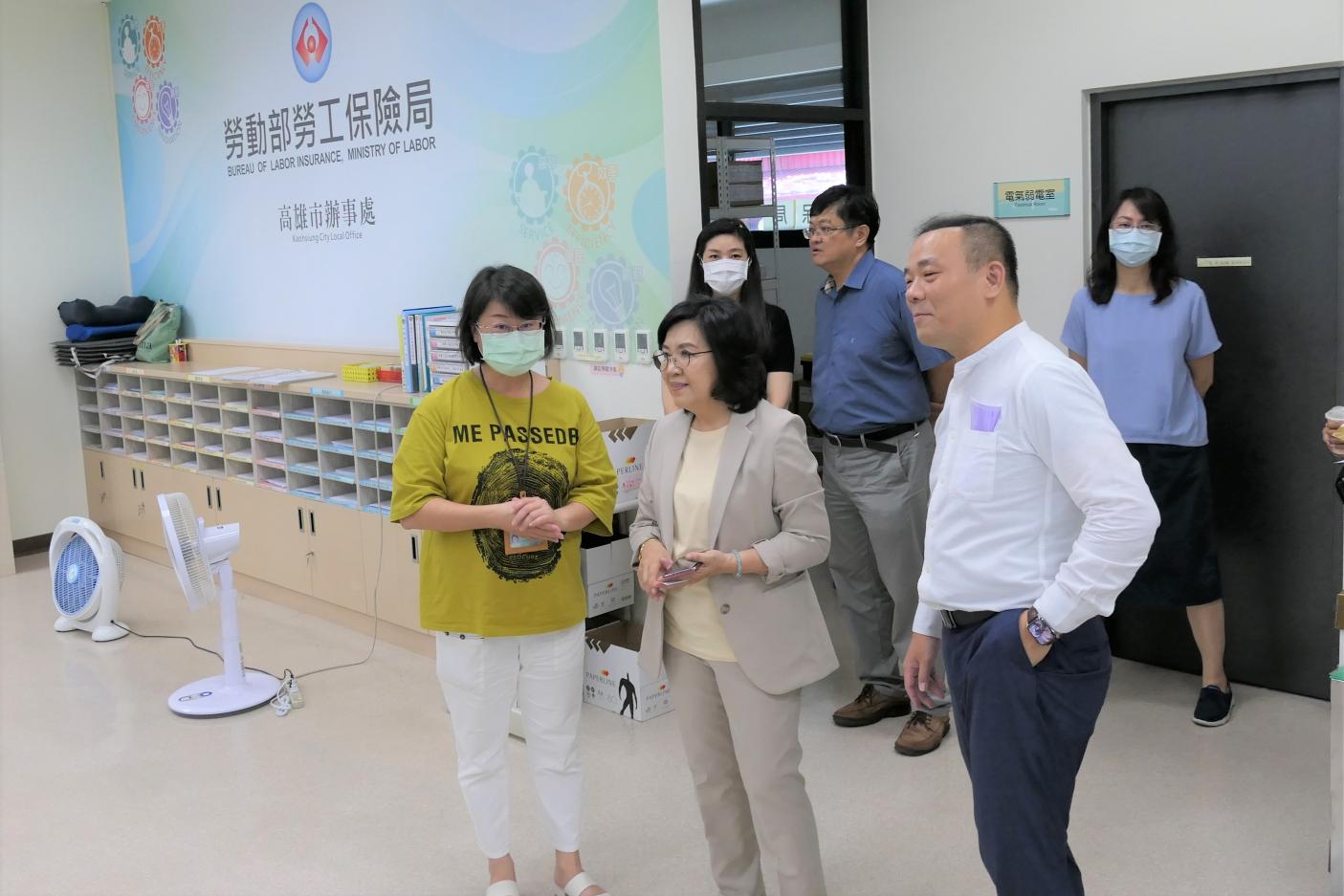 陳慧玲（前排中米色套裝）上任行政院南部辦公室副執行長，被視為澎湖縣長陳光復接班人選之一。翻攝行政院南部辦公室網站