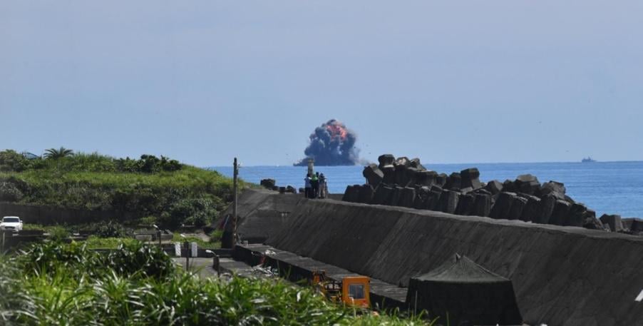 首度！中科院「快奇」無人攻擊艇發射無人攻擊機　海空攻擊命中靶船