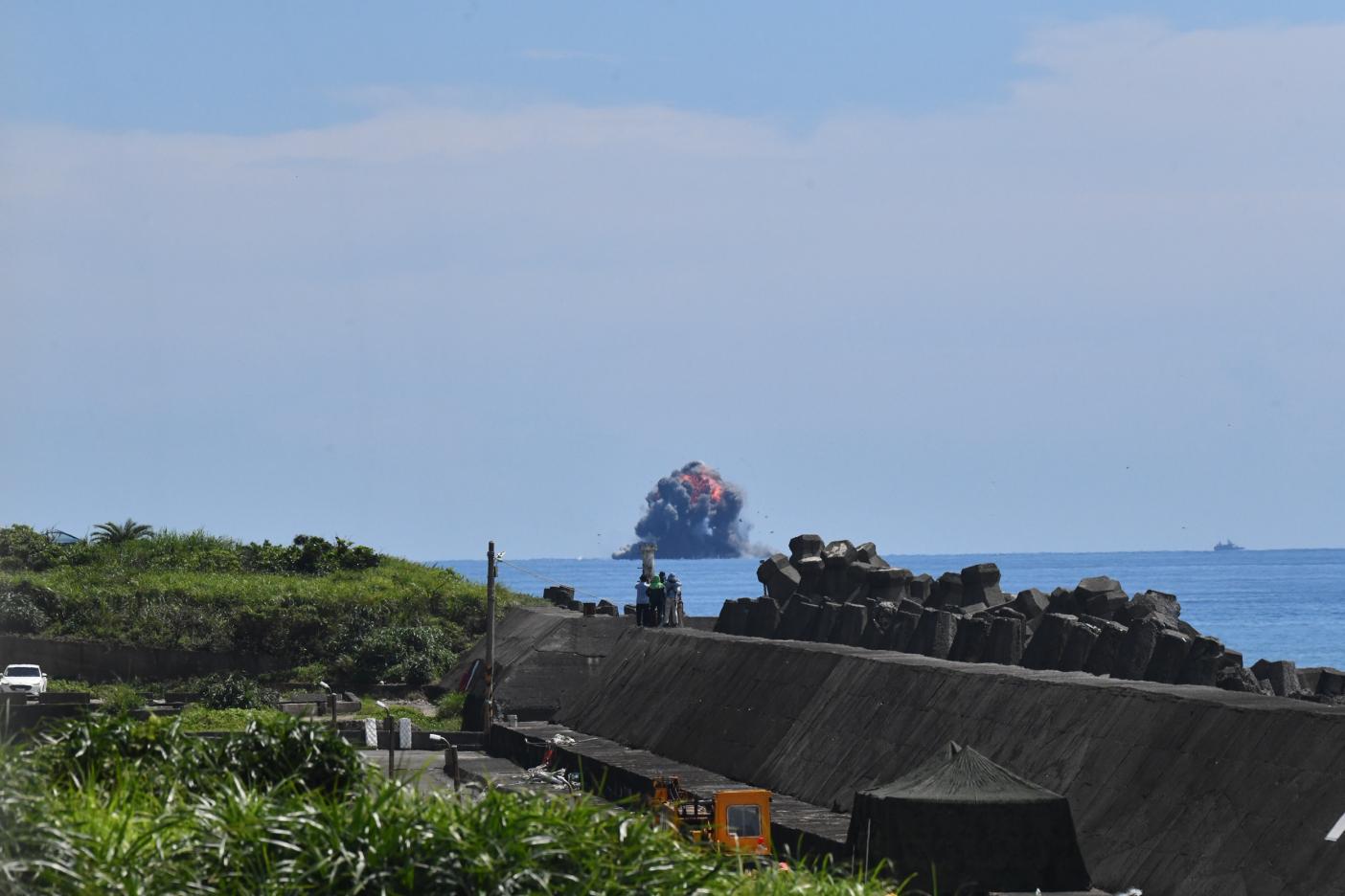 首度！中科院「快奇」無人攻擊艇發射無人攻擊機，以海空攻擊方式命中靶船。「Taiwan Adiz」提供圖片