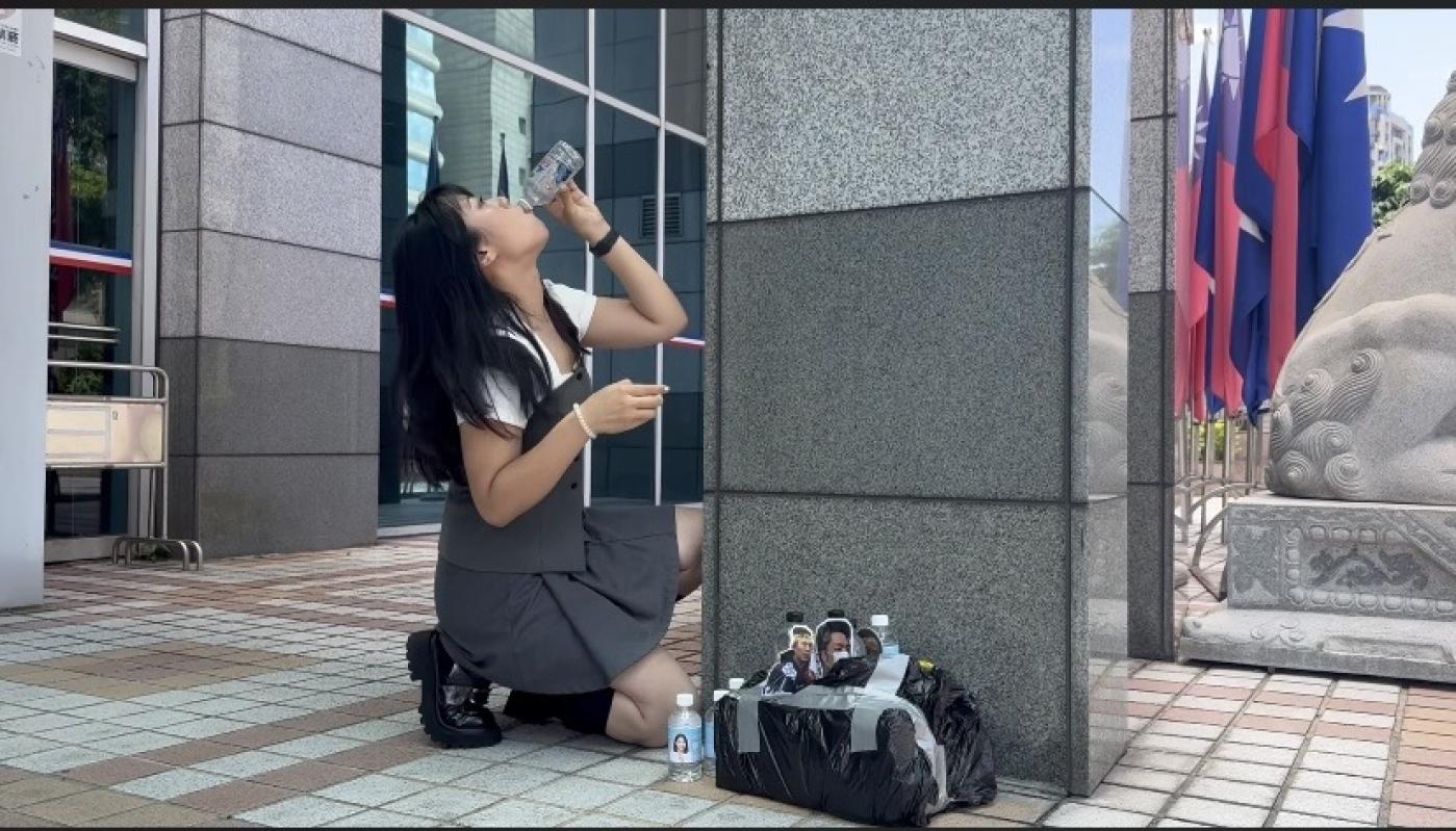 陳聖文事先預告到國民黨中央送去過蘭嶼核廢料廠的水，楊智伃一個人單挑他，一口喝光。翻攝楊智伃臉書