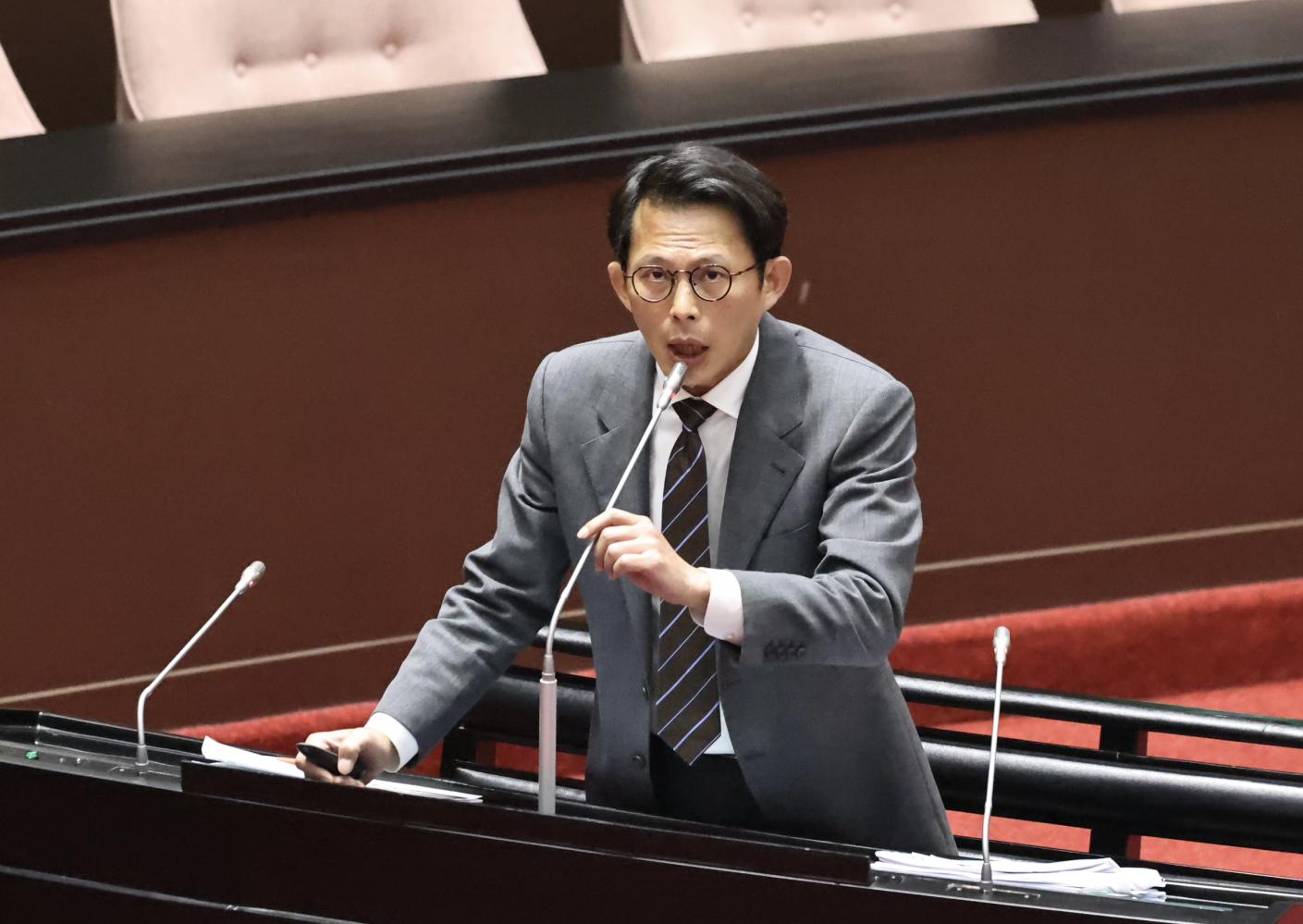 黃國昌提案修訂《刑事訴訟法》，被質疑是為救柯文哲而來。林啟弘攝