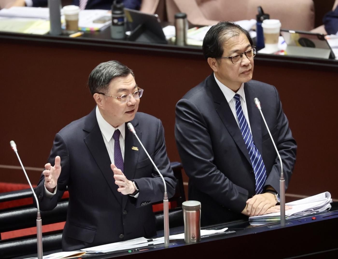 行政院長卓榮泰（左）15日與法務部長鄭銘謙（右）列席立院備詢，立委提及竟有詐騙車手高調拍片說明犯罪過程，卓榮泰說，他不允許、不認同這樣的狀況。 中央社