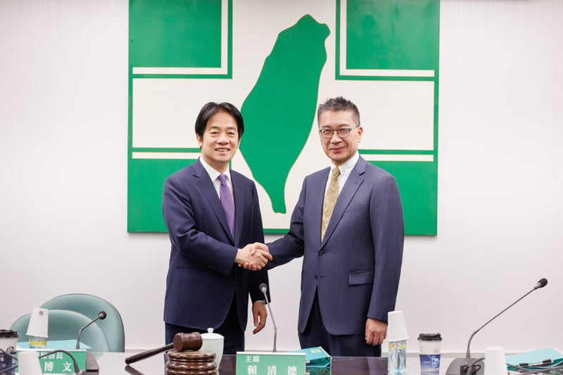 兼任民進黨主席的總統賴清德（左）20日宣布新人事，由徐國勇（右）接民進黨秘書長。 民進黨提供