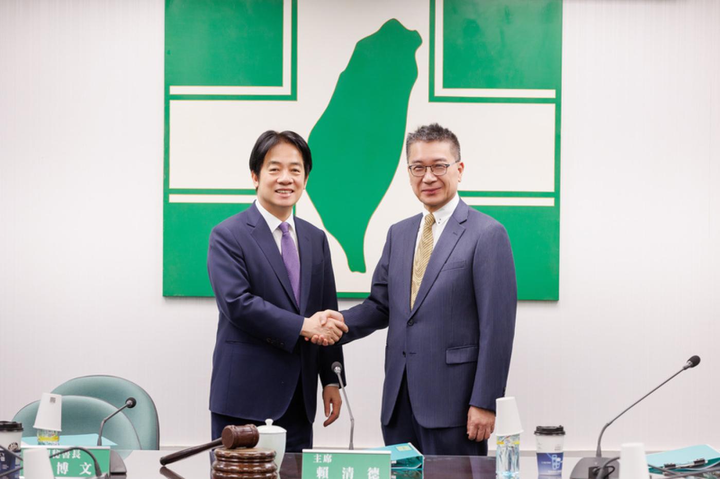 兼任民進黨主席的總統賴清德（左）20日宣布新人事，由徐國勇（右）接民進黨秘書長。 民進黨提供