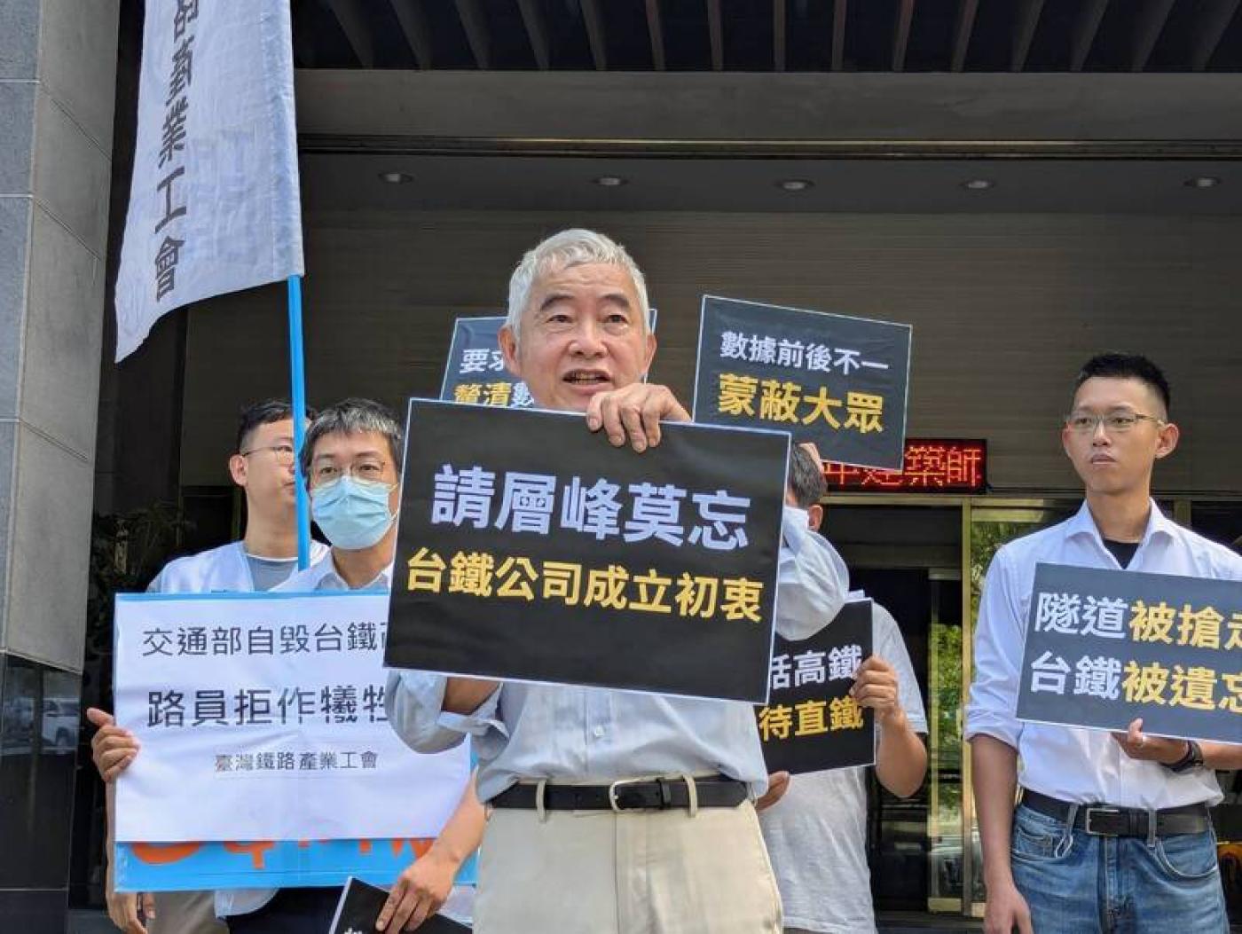 經過23年後，高鐵延伸宜蘭線終於闖過環評大會，進入實際工程規劃，但台鐵未來角色也很尷尬，是否會如西部幹線一般，被高鐵取代。今天環評大會前，賀陳旦就帶著台鐵工會來陳情。中央社
